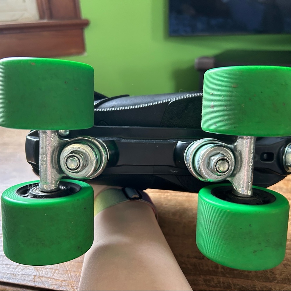 Stylish Black and Green Roller Skates - Picture 4 of 10